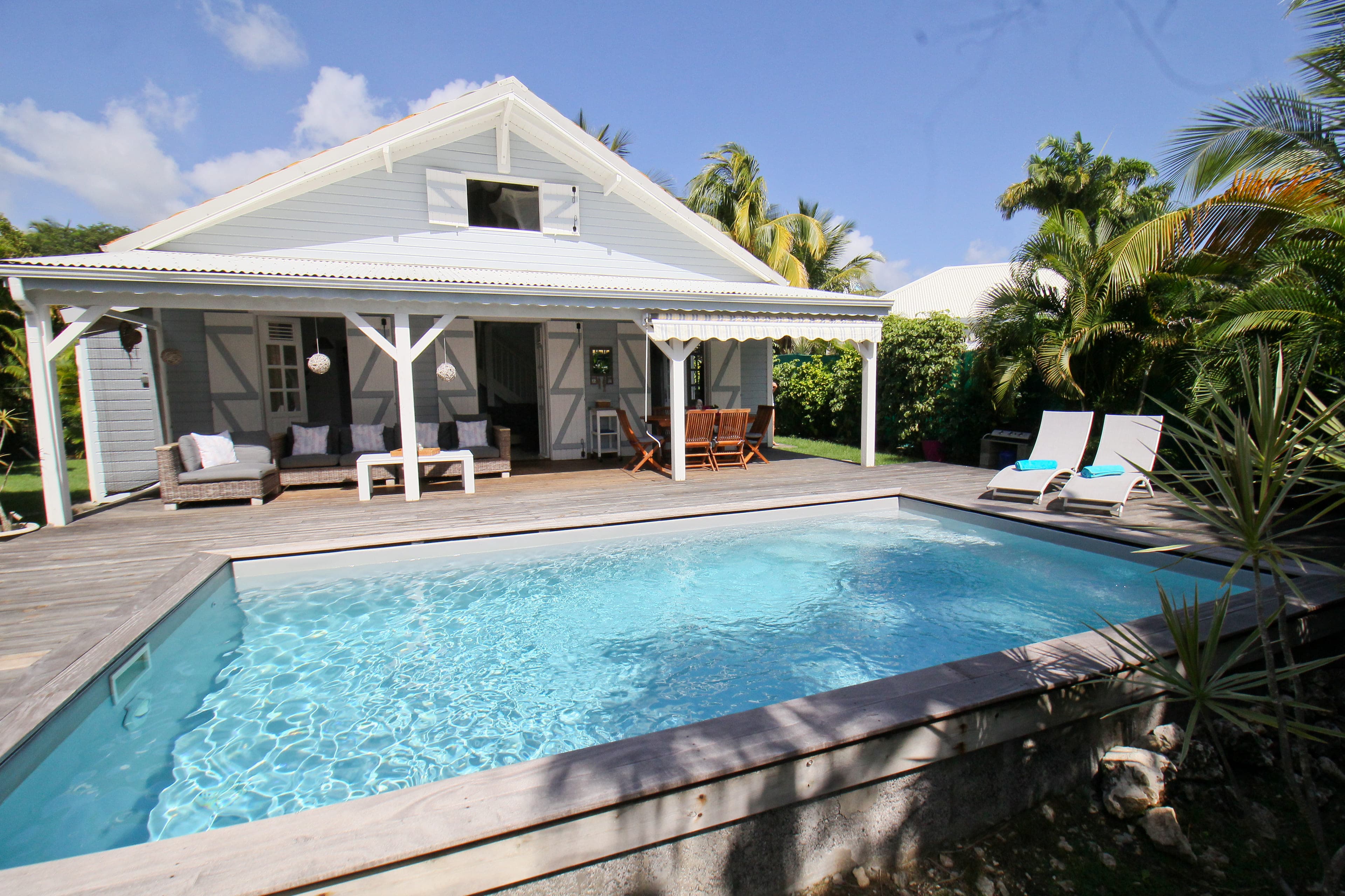 Villa Alizé et sa piscine au sel devant la terrasse couverte
