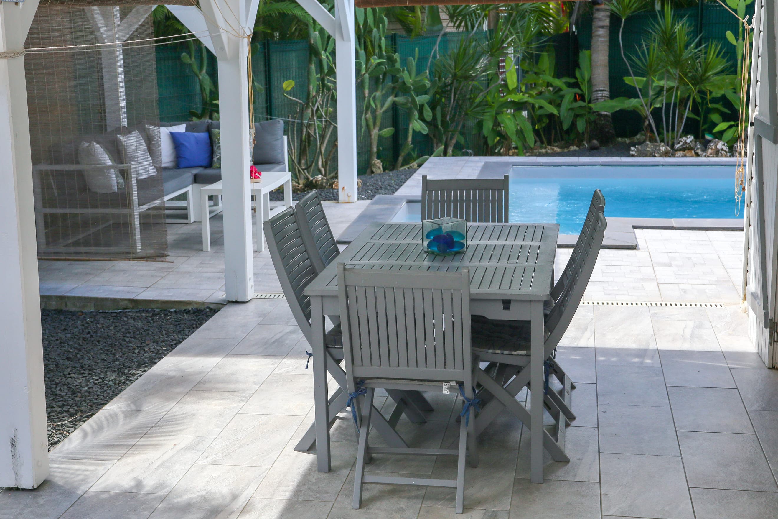 Espace repas sur la terrasse couverte de la Villa Bahia