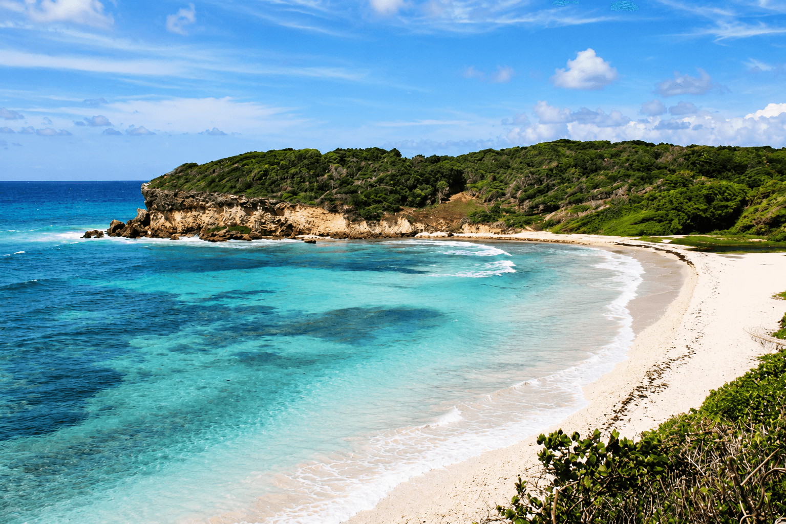 L’anse de Gros Sable au Helleux, son sable clair et ses eaux turquoise, à Sainte-Anne