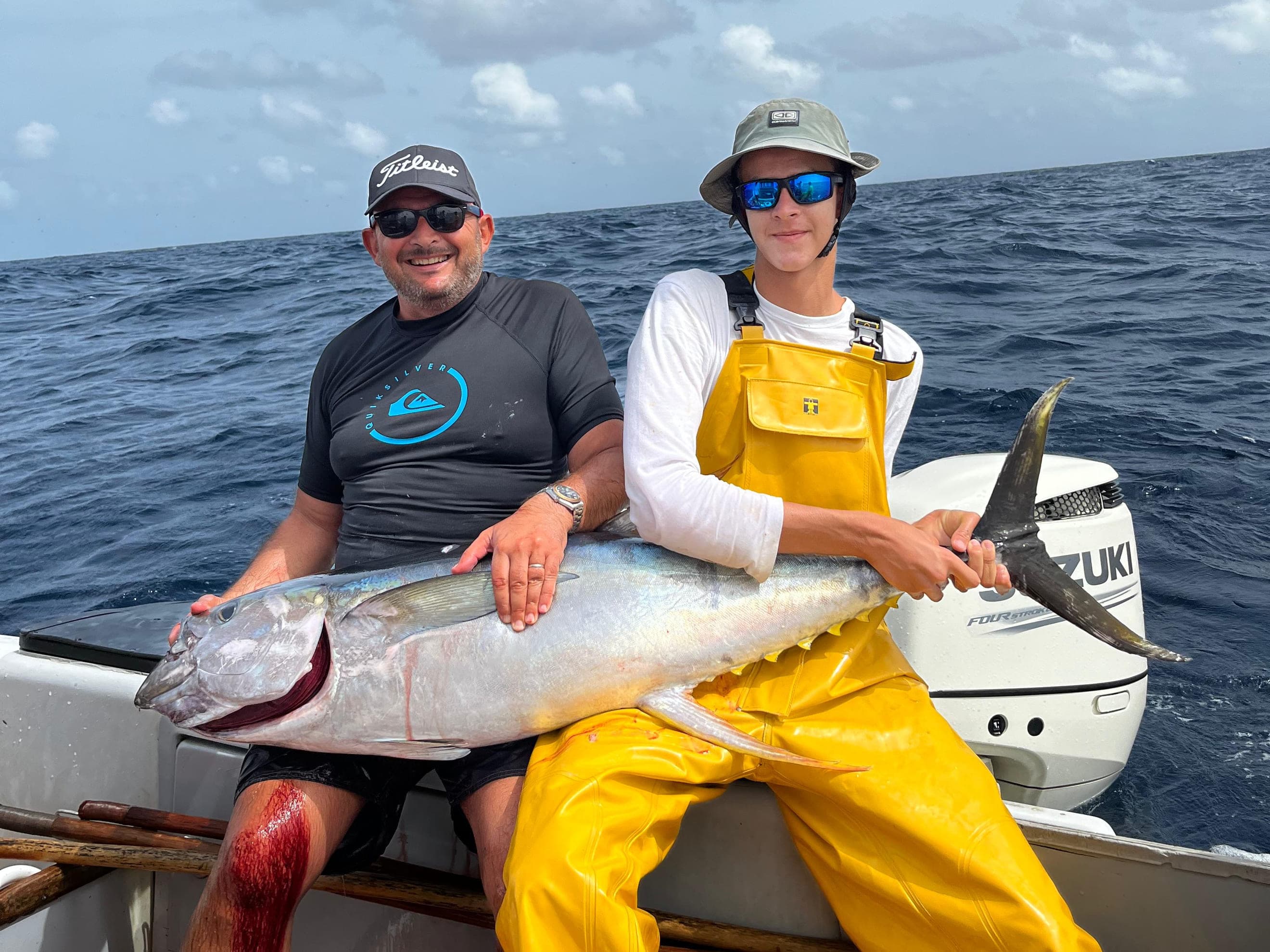 Deux pêcheurs et un thon remonté à bord, au large de la Guadeloupe