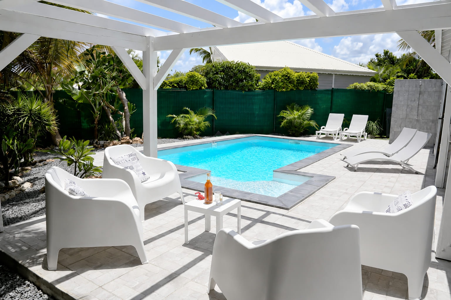 La piscine au sel de la Villa Bahia sous sa pergola, à Sainte-Anne