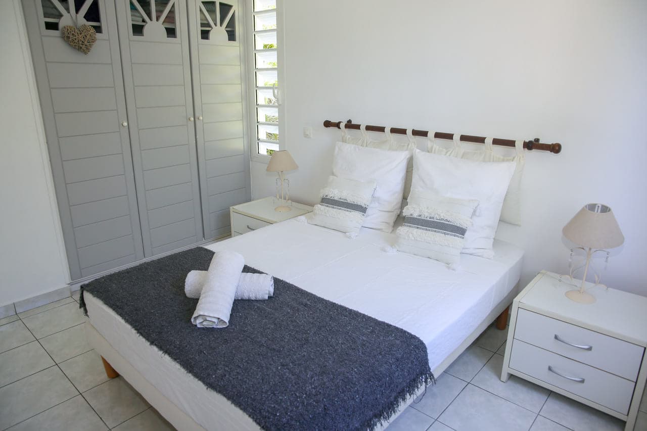 La première chambre de la Villa Alizé et sa grande armoire à persiennes