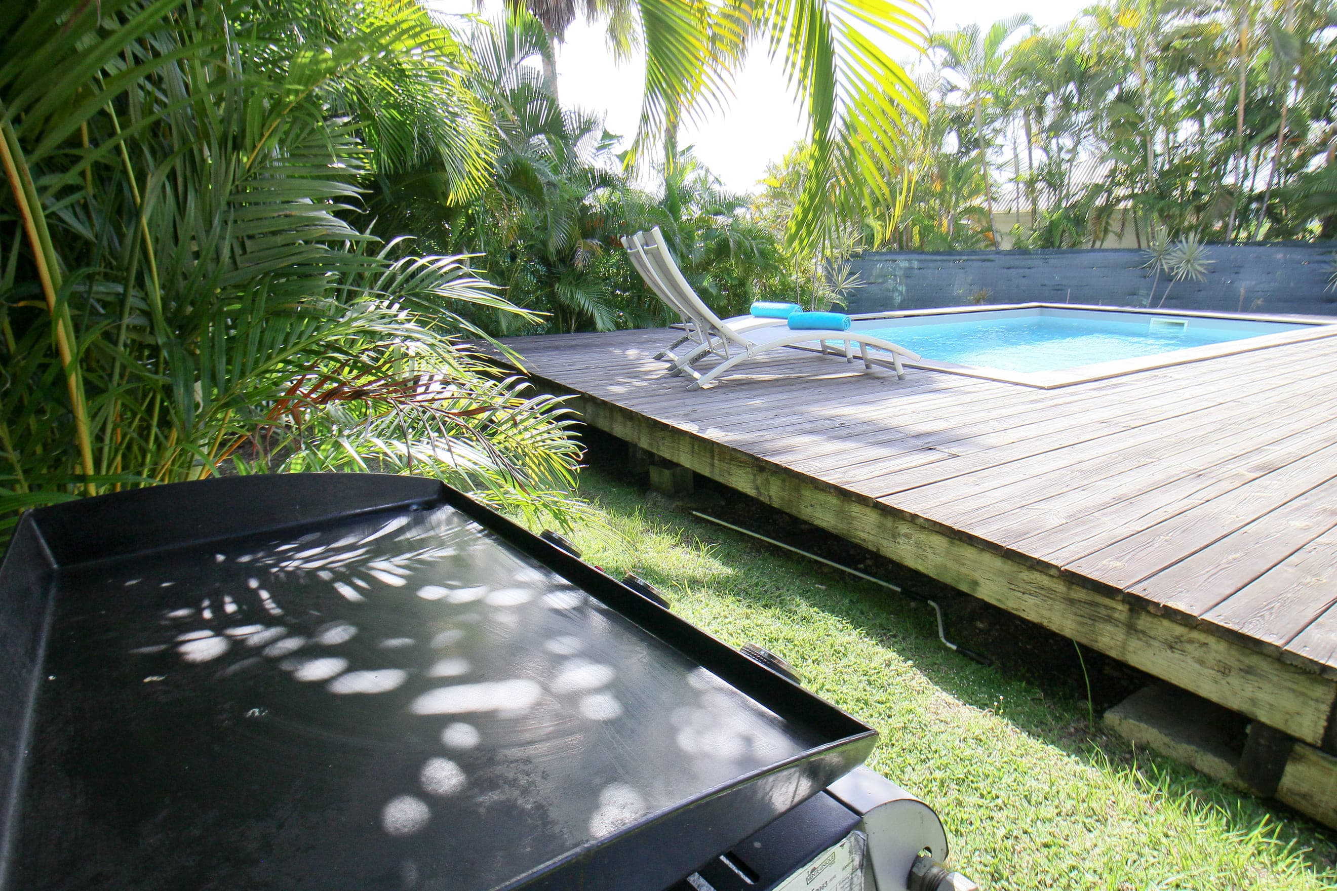 Le barbecue à plancha de la Villa Alizé, au bord du jardin face à la piscine