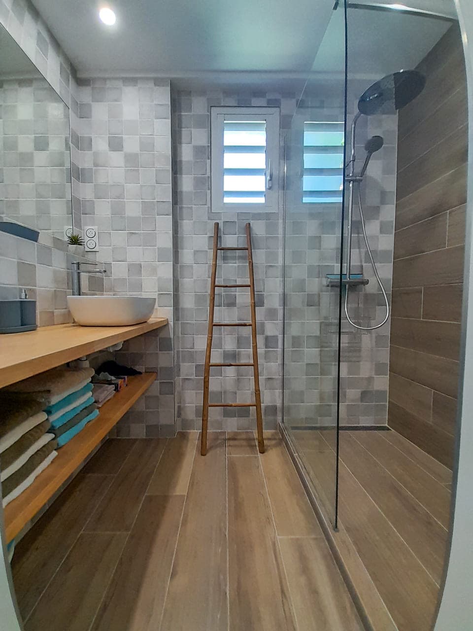 Douche à l’italienne de la salle de bain moderne de la Villa Alizé