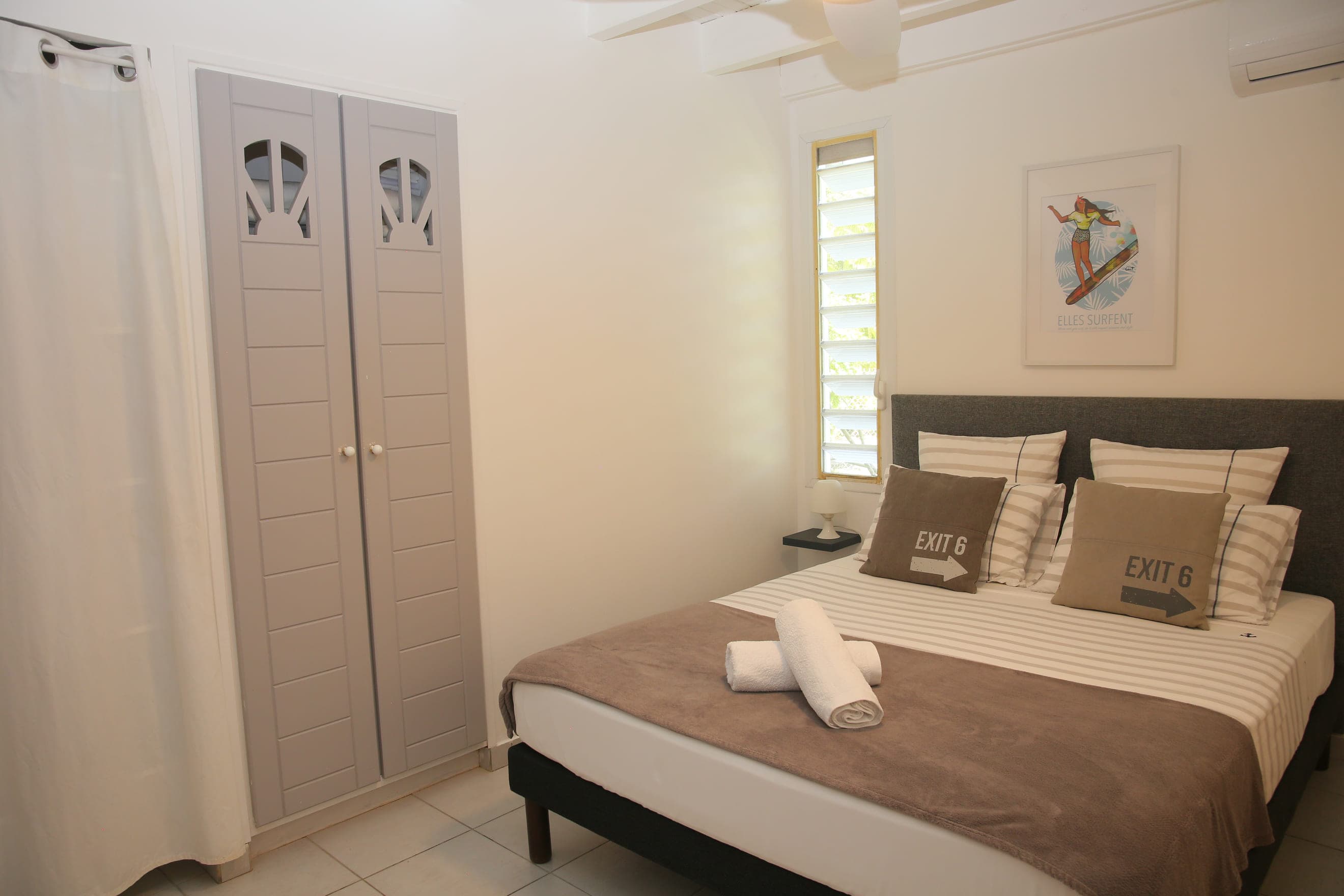 Fenêtre de l’étage ouverte sur les palmiers et la mer, Villa Bahia