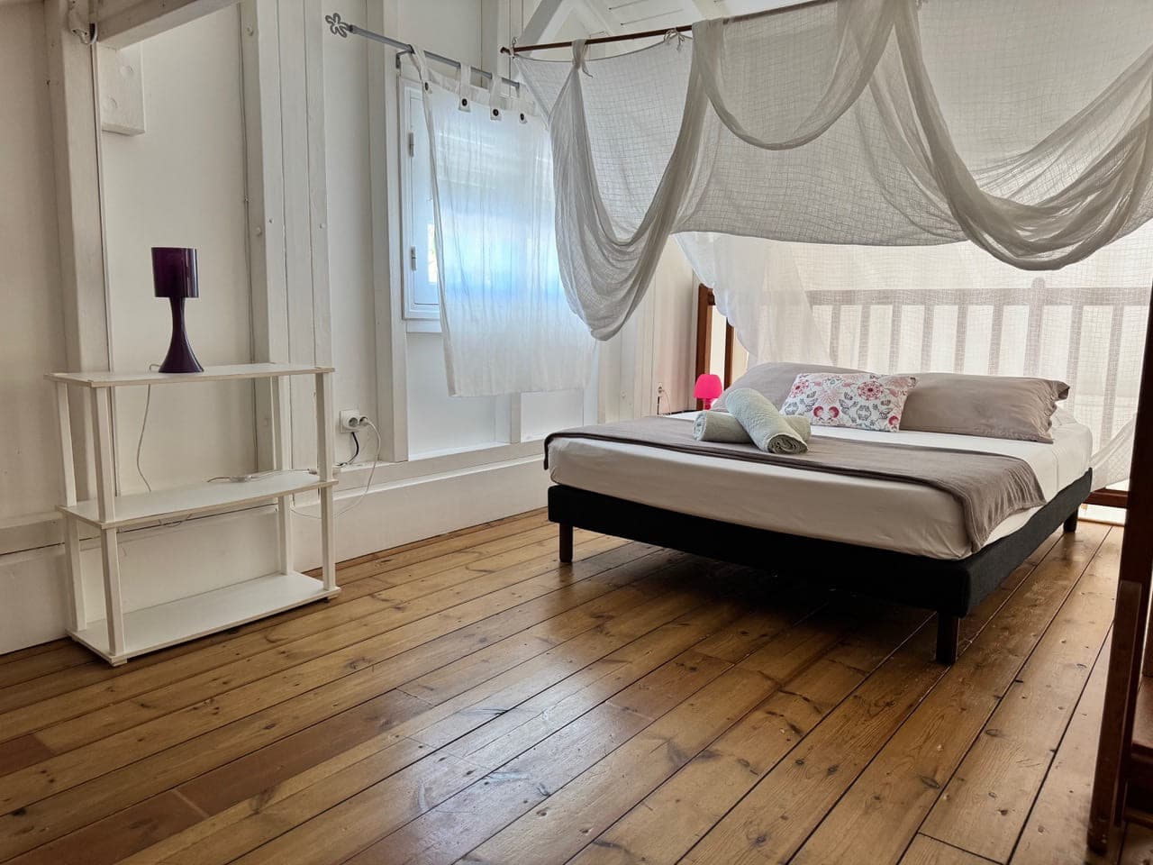 Troisième chambre de la Villa Bahia à l’étage, lit double préparé sous sa moustiquaire drapée