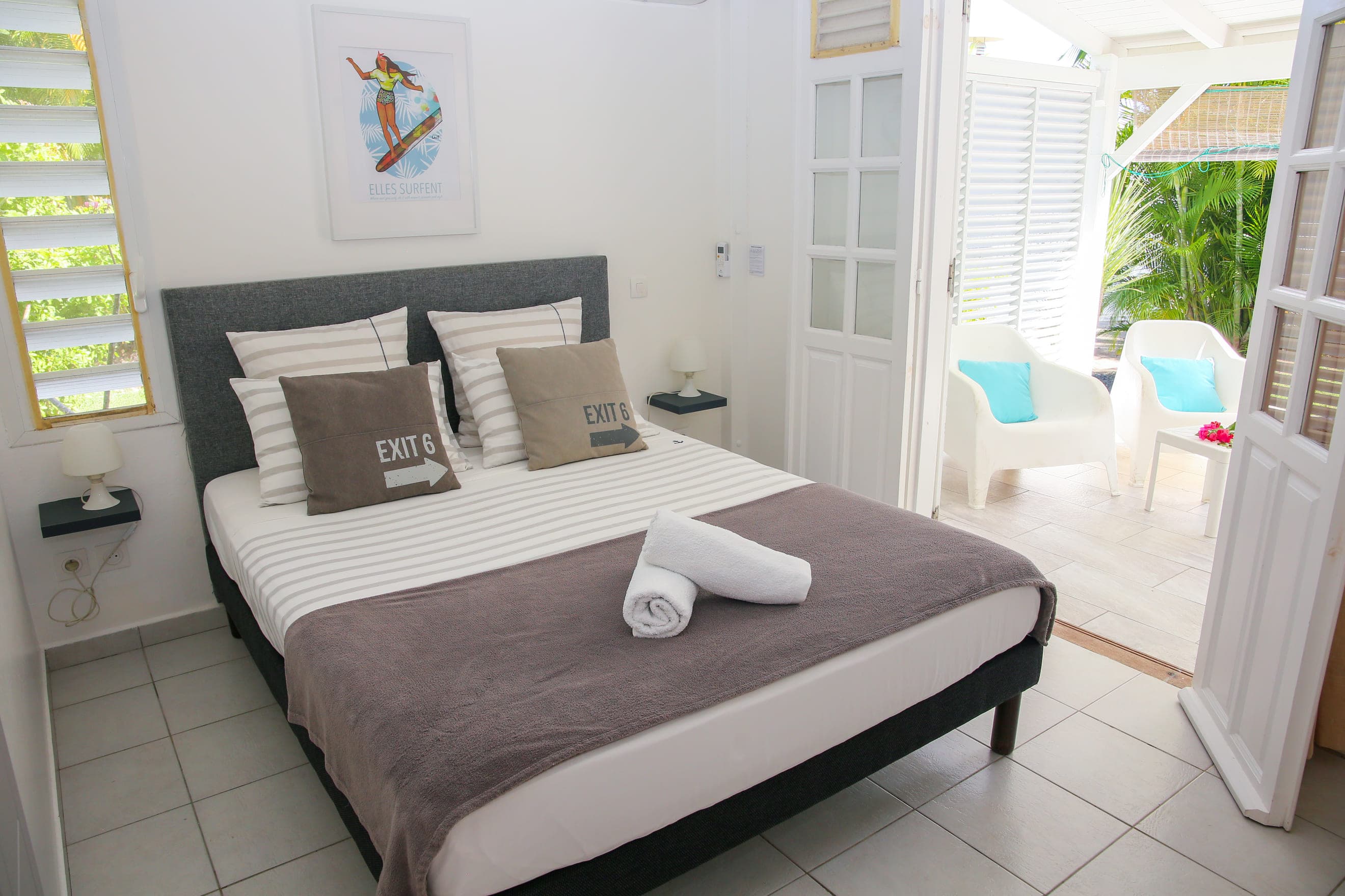 La première chambre de la Villa Bahia, ses portes-fenêtres ouvertes sur la terrasse