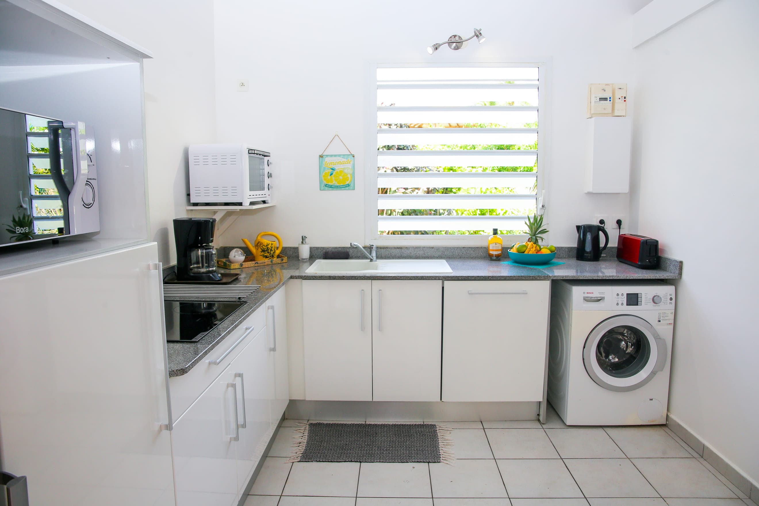 Cuisine équipée de la Villa Bahia : réfrigérateur, four et lave-linge