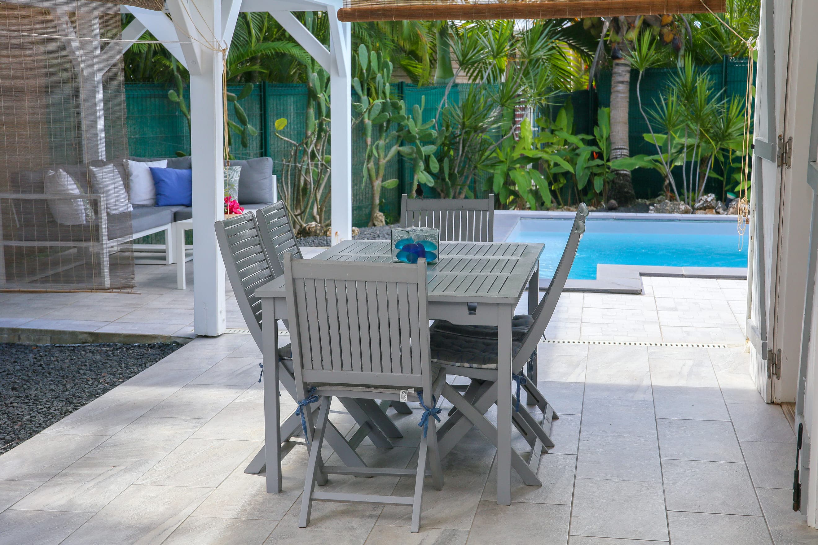 Grande table repas sur la terrasse couverte de la Villa Bahia