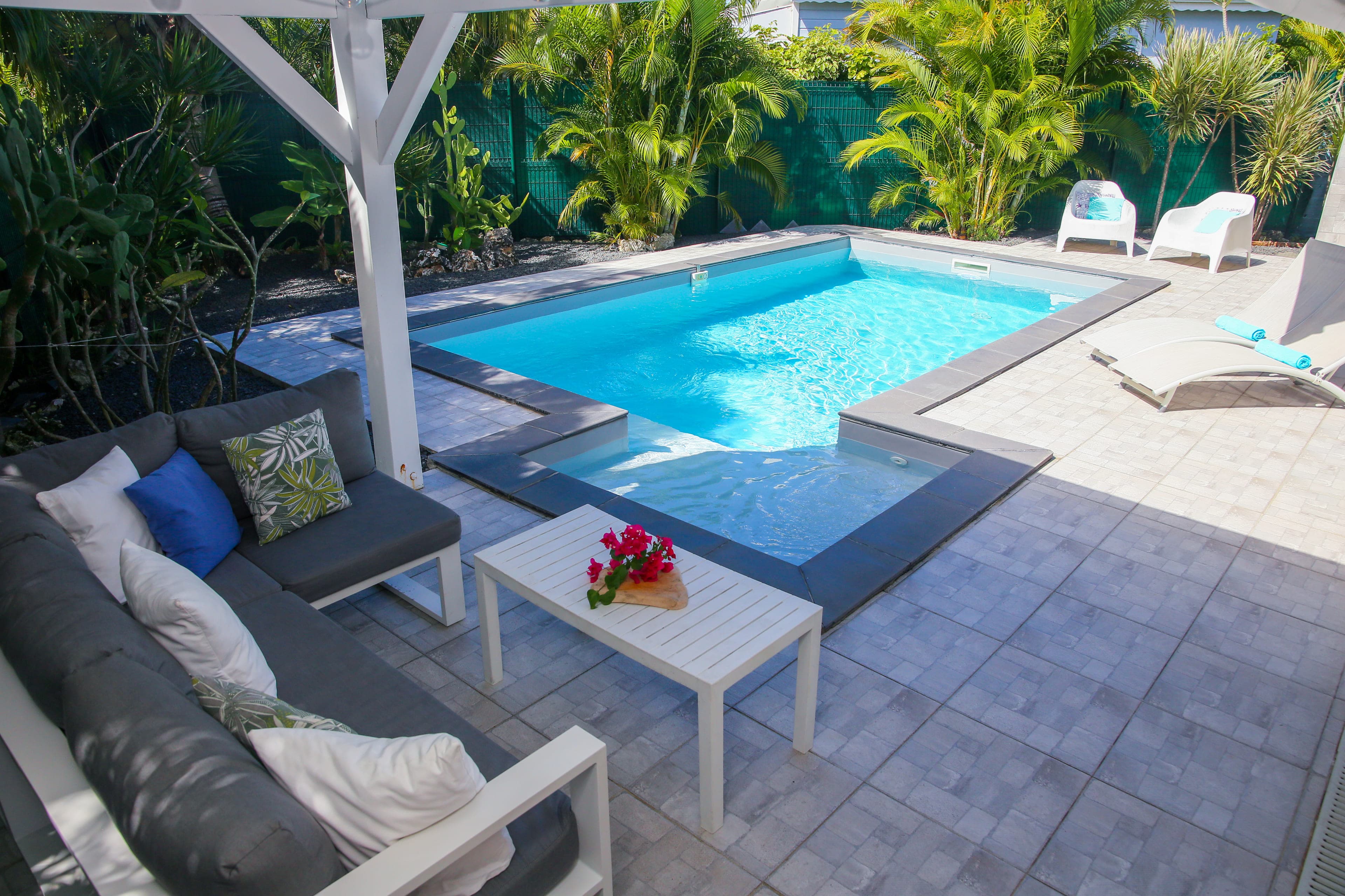 Piscine au sel et salon d’extérieur d’une villa du Helleux, à Sainte-Anne