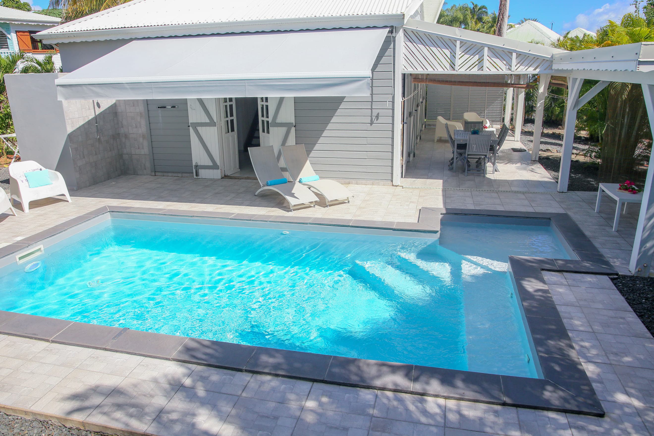 La Villa Bahia et sa piscine au sel, vues depuis le fond du jardin