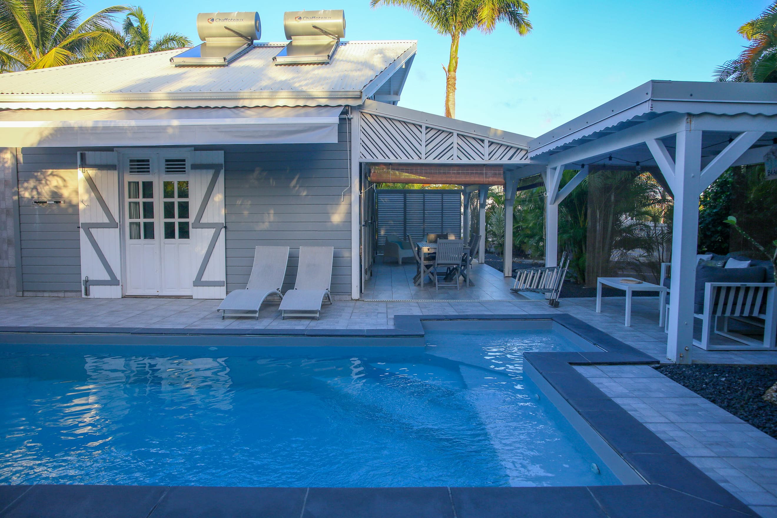 La piscine de la Villa Bahia dans sa longueur, la maison et la pergola au fond