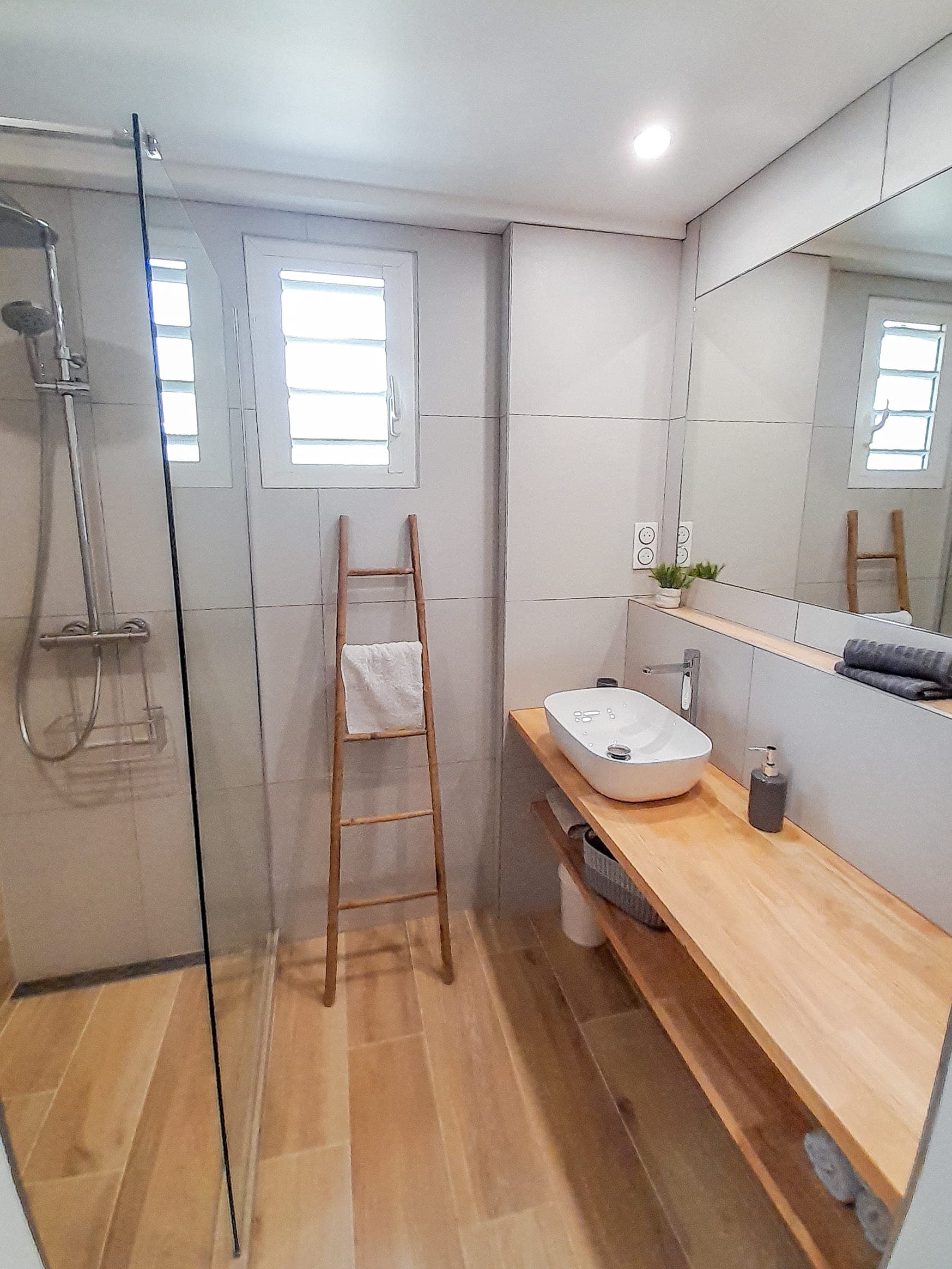 Salle de bain de la Villa Bahia, vasque sur plan en bois et linge fourni