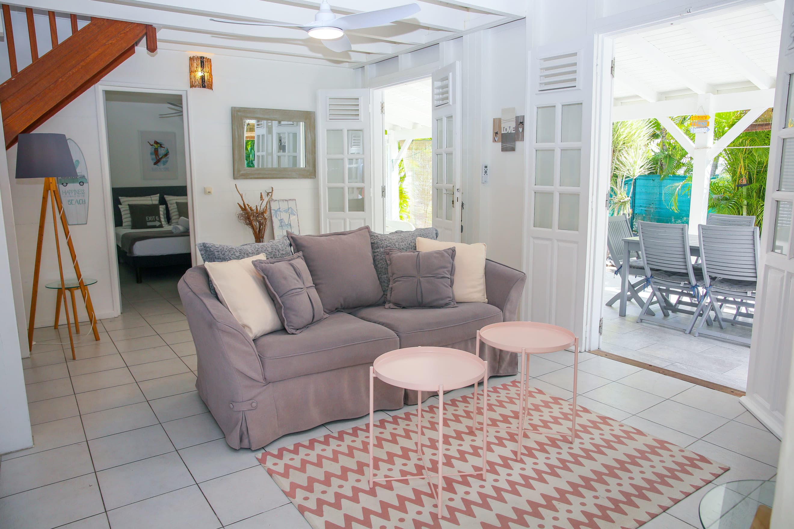 Salon de la Villa Bahia ouvert de plain-pied sur la terrasse et la piscine