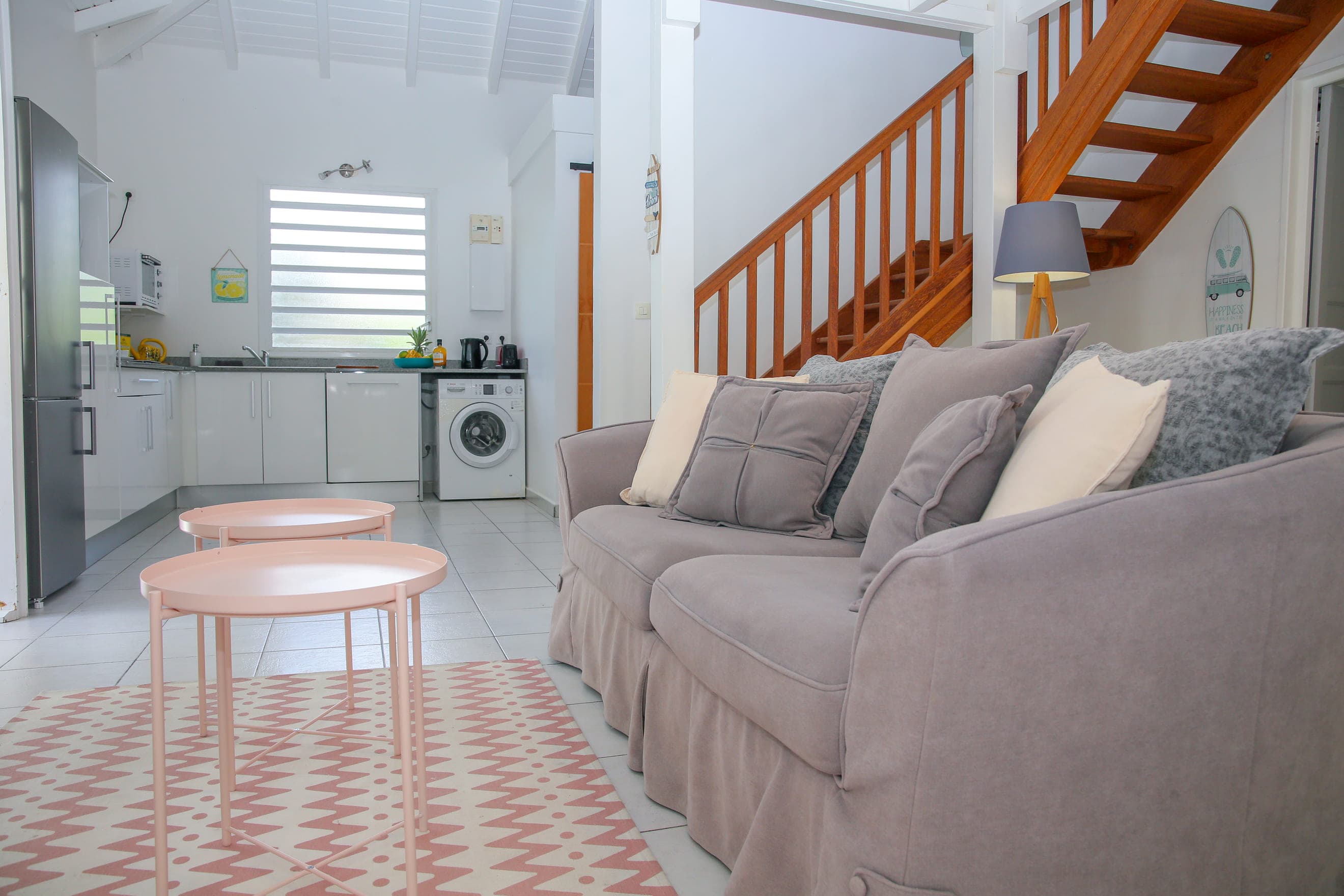 Le salon de la Villa Bahia ouvert sur la cuisine, au pied de l'escalier