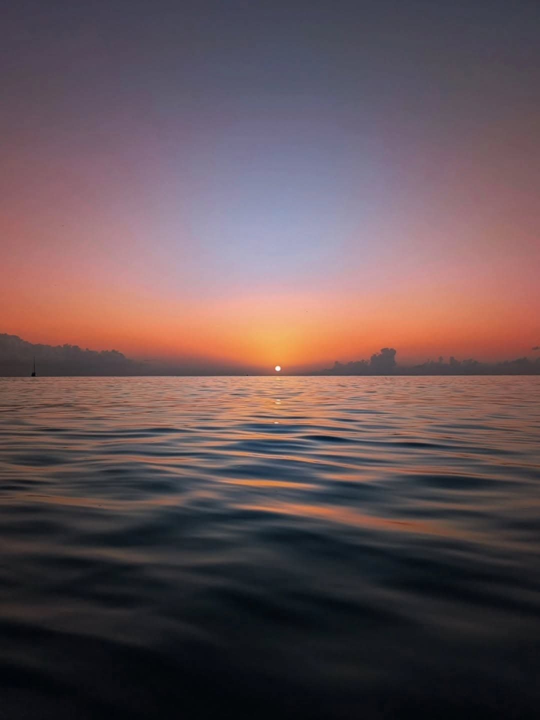 Coucher de soleil rose sur la mer, en Guadeloupe
