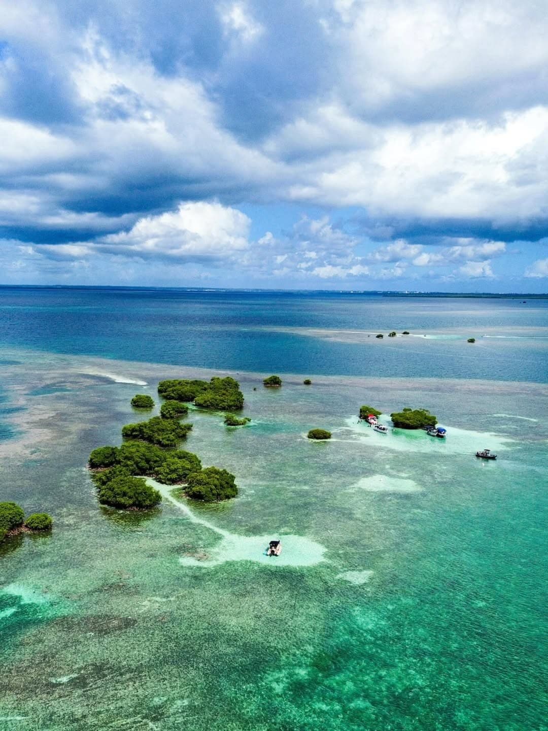 Îlets et lagon turquoise de Guadeloupe vus du ciel