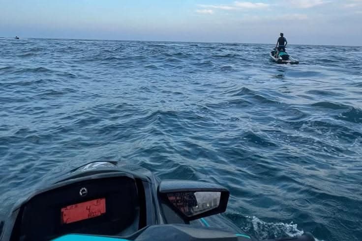 Deux jet skis au large en fin de journée, vus depuis le guidon du second