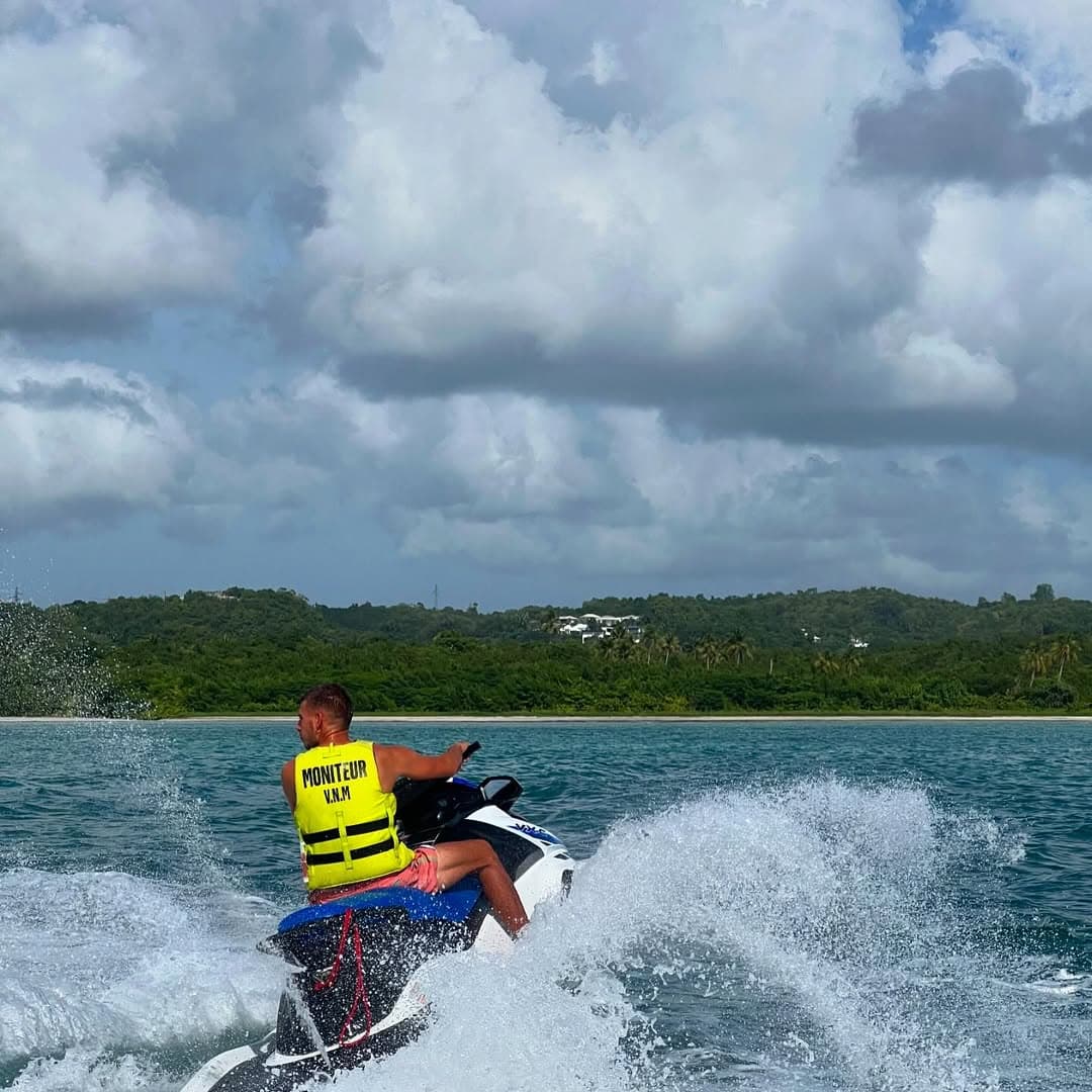 Moniteur de jet ski lancé le long d’une plage de Guadeloupe