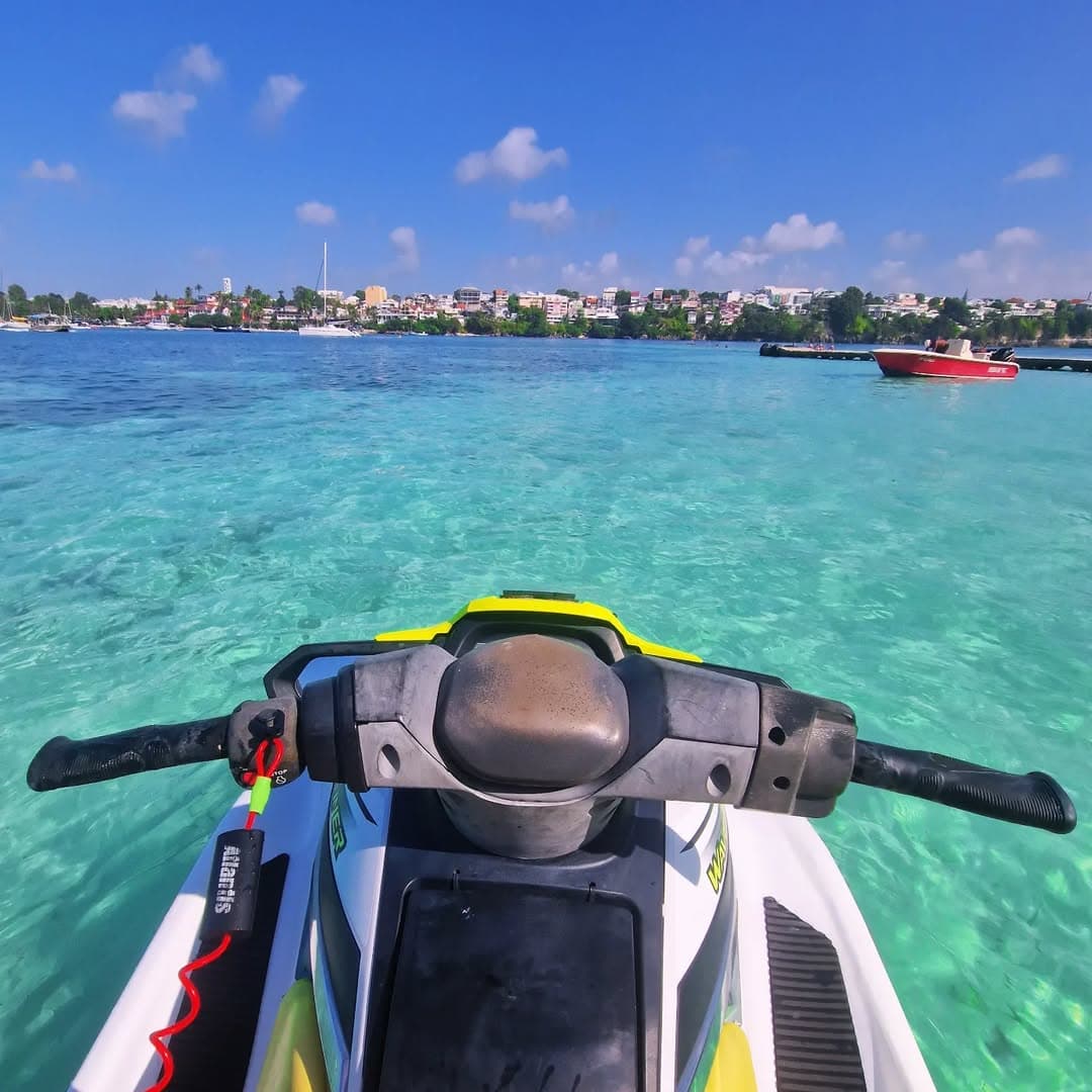 Vue du pilote sur le lagon depuis le guidon d’un jet ski