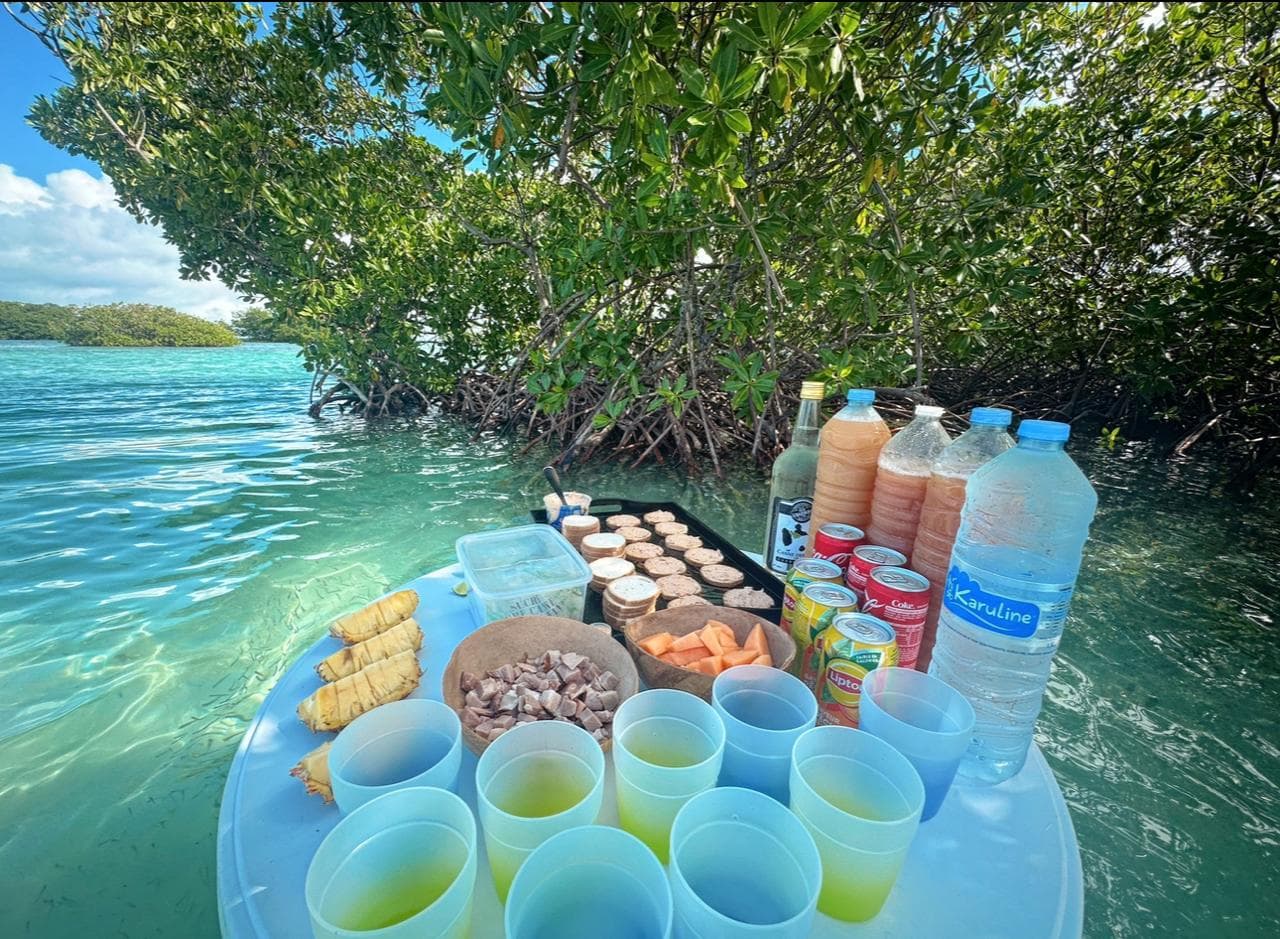 Table flottante dressée à l’ombre de la mangrove pour la pause déjeuner