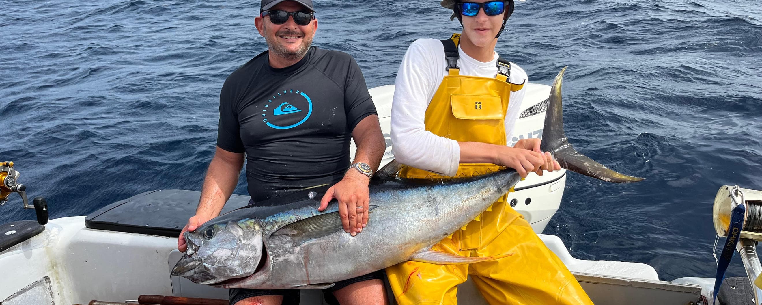 Deux pêcheurs et un wahoo remonté à bord, au large de la Guadeloupe